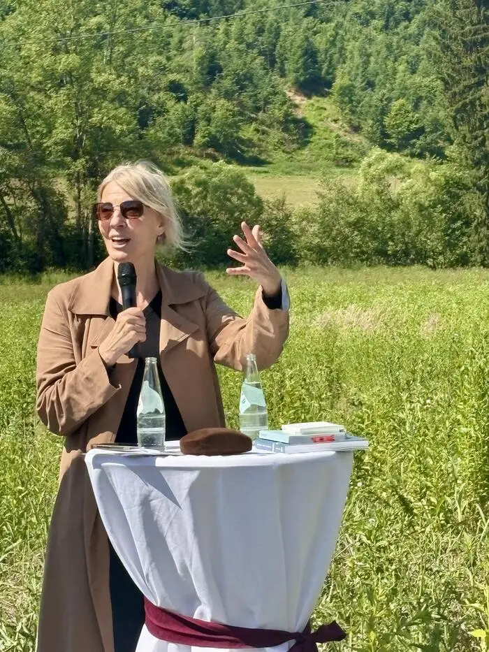 Milica Tomić, künstlerische Leiterin des Aflenz Memorials, auf dem Areal des ehemaligen KZ-Außenlagers Leibnitz/Aflenz. Sie macht den Boden zum Archiv der Erinnerung