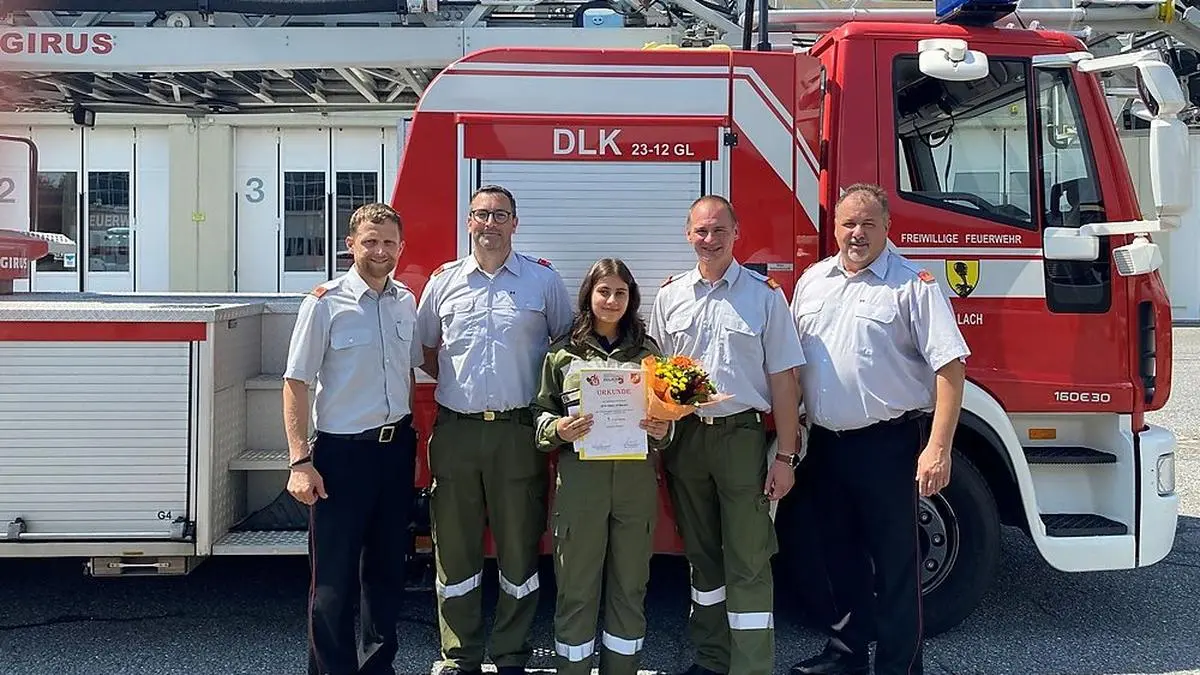 Die 15-jährige Sahar Al-Dusake wurde von der Hauptfeuerwache Villach geehrt