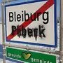 Eine von insgesamt zwölf zweisprachigen Ortstafeln, die die Männer beschmiert hatten