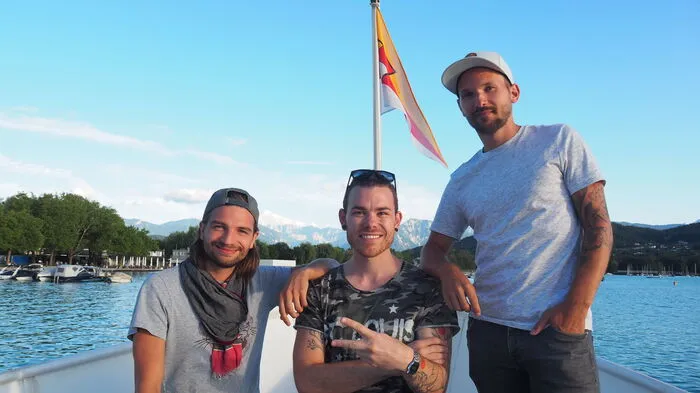 Zum Aufwärmen für die Matakustix-Show im Dezember in der Klagenfurter Messehalle lud die Popband Matakustix am Freitag Fans zur musikalisch umrahmten Schiffsrundfahrt über den Wöerthersee. Der Faiasalamanda konzertierte ebenfalls.