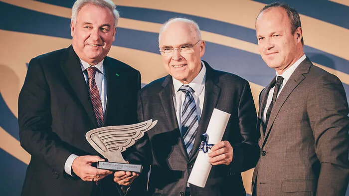 Den Publikumspreis konnte heuer AVL List einheimsen. Firmeneigentümer Helmut List nahm die Trophäe aus den Händen von Landeshauptmann Hermann Schützenhöfer und Styria-Vorstandschef Markus Mair entgegen.