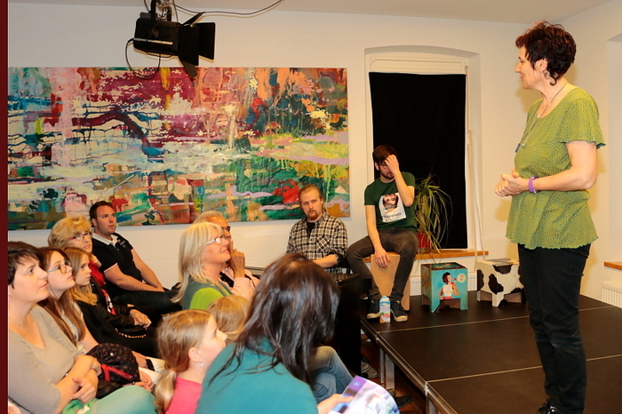 Im Vorfeld des Impro-Theater arbeitete Felix Hafner, Regisseur am Wiener Volkstheater, mit Theater-Interessierten über zwei Stunden in Form eines Workshops.