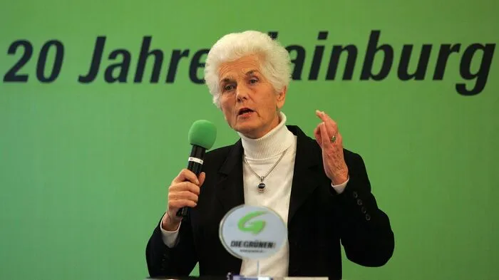 Die erste Parteivorsitzende der österreichischen Grünen war zugleich die Galionsfigur der Ökologiebewegung: Freda Meissner-Blau. Sie starb am 22. Dezember 2015 im 89. Lebensjahr. 
