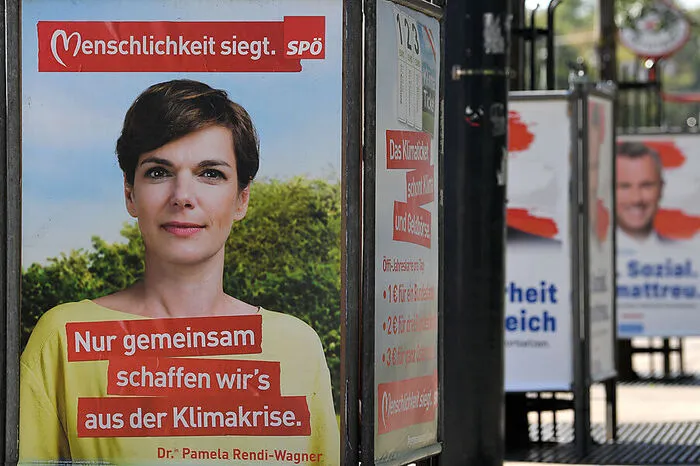 Die SPÖ mit Spitzenkandidatin Pamela Rendi-Wagner warnt vor einer Rückkehr der türkis-blauen Koalition. Das Wahlprogramm steht unter dem Motto: "Menschlichkeit siegt."