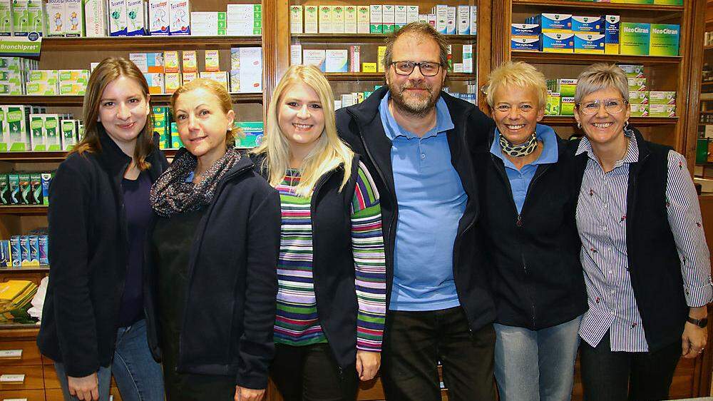 Das Team der Apotheke: Melissa Sauer, Maria Kvetek, Silke Meier, Zsolt Zimics, Inhaberin Petra Writzl-Lautner und Gundi Magg