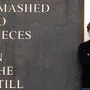 "Smashed to Peaces (In the Still of Democracy)" steht auf der Stahlskulptur mit dem Namen "metaphrasing Lawrence Weiner"