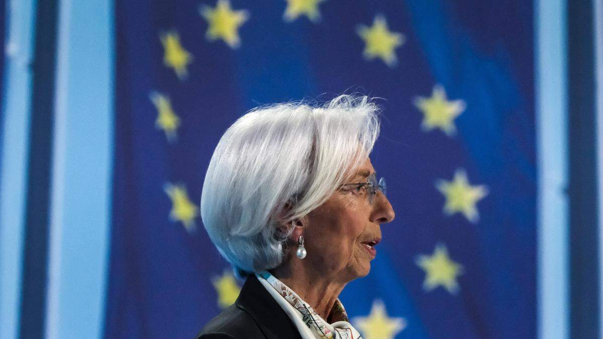 EZB-Präsidentin Christine Lagarde: „Die EZB hatte die Überprüfung Ende 2022 angekündigt, als klar wurde, dass ihre Bilanz, die durch die jahrelange ultralockere Geldpolitik auf mehrere Billionen Euro angeschwollen war, künftig langsam schrumpfen wird“