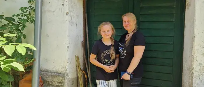 Julia Schreiter, im Bild mit ihrem Sohn Ragnar, renoviert die Hammerschmiede von Krenhof bereits seit Jahren