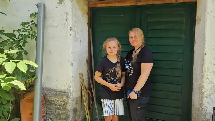 Julia Schreiter, im Bild mit ihrem Sohn Ragnar, renoviert die Hammerschmiede von Krenhof bereits seit Jahren