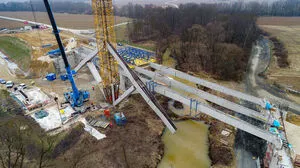 Der Brückenbau an der S7 wird durch den weichen Untergrund erschwert