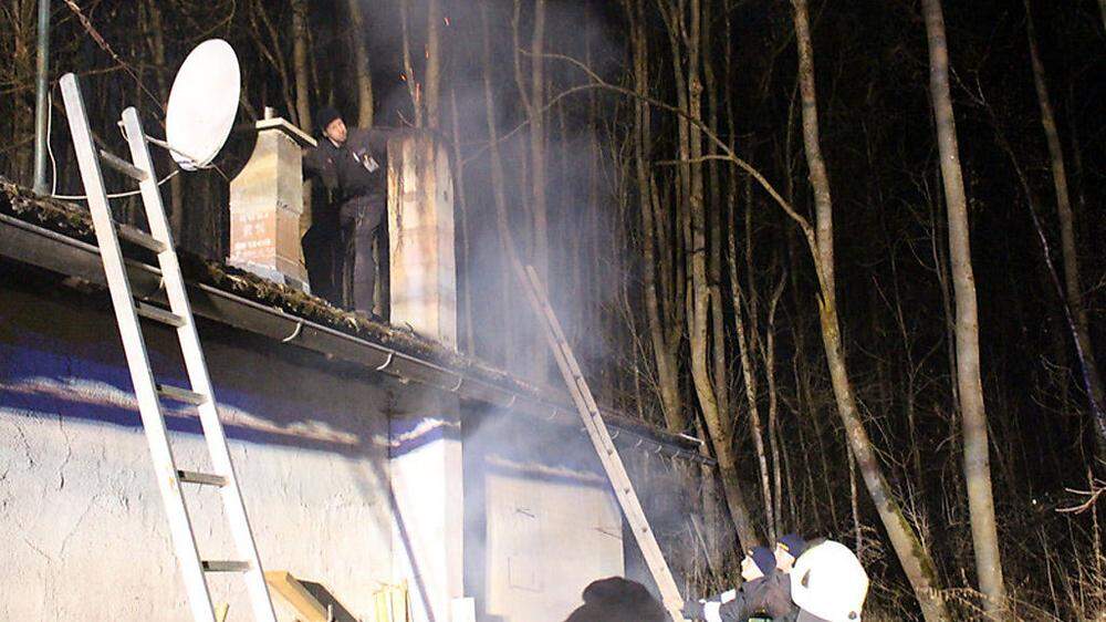 Feuerwehr konnte ein Übergreifen der Flammen auf den angrenzenden Wald verhindern