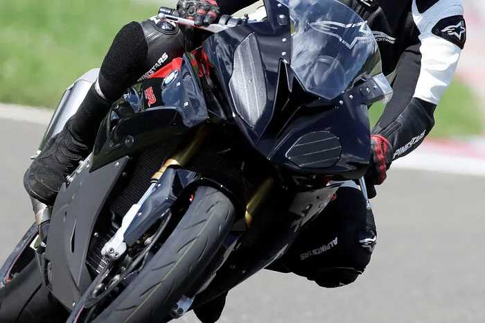 Die Motorräder wurden von BMW zur Verfügung gestellt, es handelte sich um die BMW 1000 RR mit 190 PS.