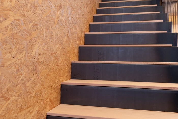 Roh belassene OSB-Platten dominieren im Stiegenhaus und im Obergeschoß.