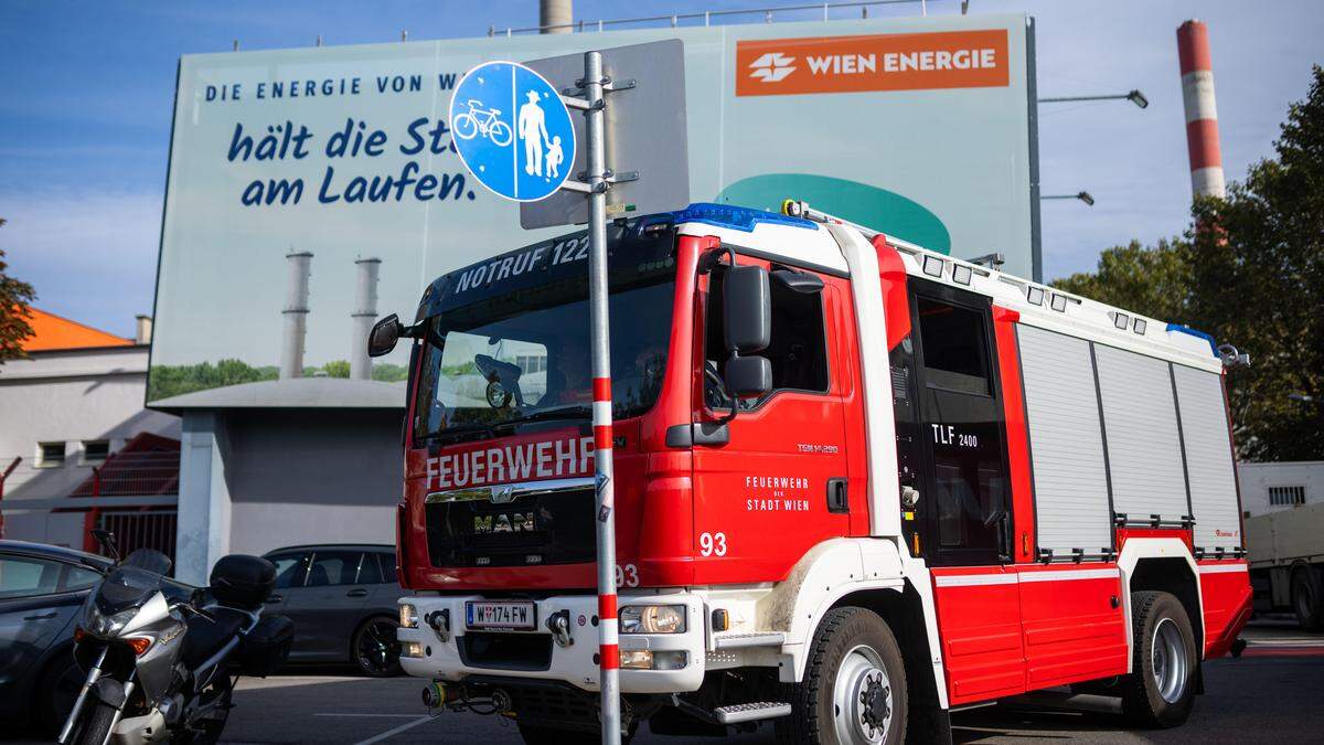 Mittels Rettungswanne abtransportiert | Die Feuerwehr musste der Polizei helfen, den verhafteten Burschen aus seiner Wohnung zu bekommen