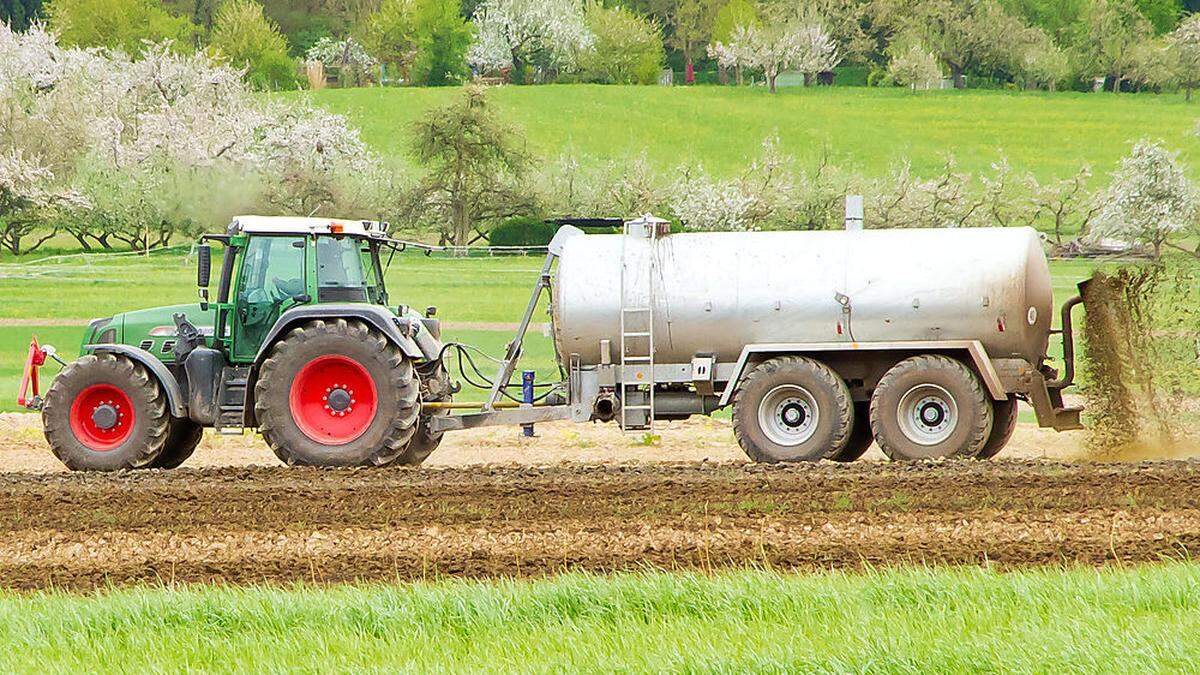 Der Landwirt wollte Gülle ausbringen, als das Unglück passierte (Symbolbild)