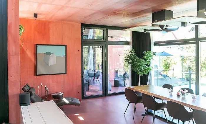 Der offene Wohnraum mit seinen drei Meter hohen Decken dient als Gemeinschaftsraum, in dem zusammen gekocht und gegessen wird.