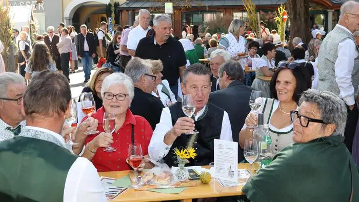 Strahlend blauer Himmel, sommerliche Temperaturen, feinste Kulinarik, Top-Weine, viel Musik und ein abwechslungsreiches Programm sorgten für ein Winzerfest vom Feinsten am Marktplatz von Mooskirchen.