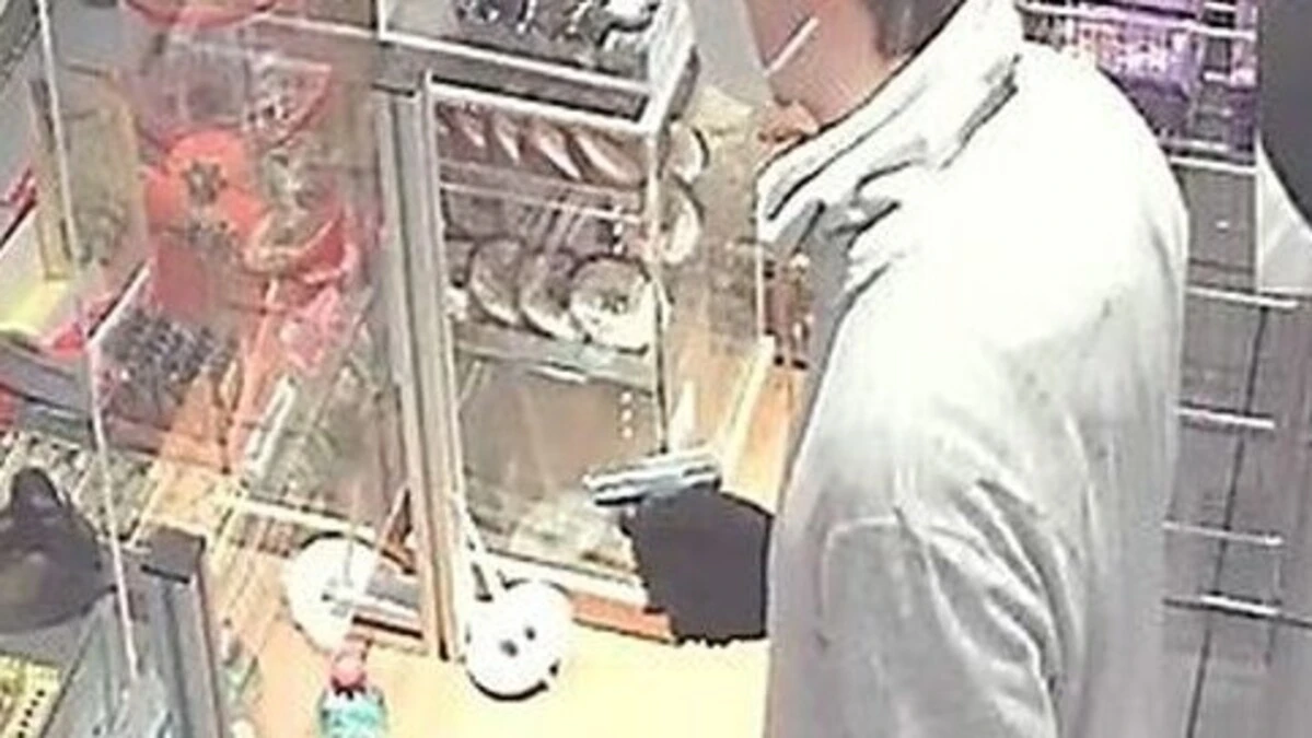 Die Polizei veröffentlichte Fotos vom mutmaßlichen Räuber