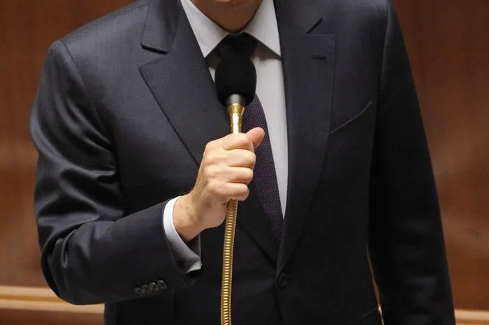 FRANÇOIS FILLON: Der Spitzenkandidat der bürgerlichen Rechten galt vor der Affäre um den Parlamentsjob seiner Frau als Favorit der Wahl. Nach einer neuen Umfrage könnte der 62-Jährige jedoch - entgegen bisheriger Annahmen - nicht in die entscheidende zweite Runde im Mai gelangen. Die französische Justiz prüft Vorwürfe, wonach Fillons Frau nur zum Schein im Parlament angestellt war. Fillon hatte die Vorwürfe mehrfach zurückgewiesen.