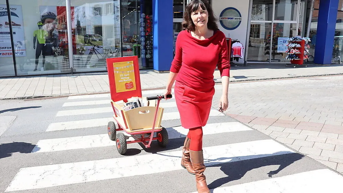 Petra Schaller ist Verkaufsleiterin in der Buchhandlung Plautz und verschenkte am Freitag Bücher in der Stadt Gleisdorf