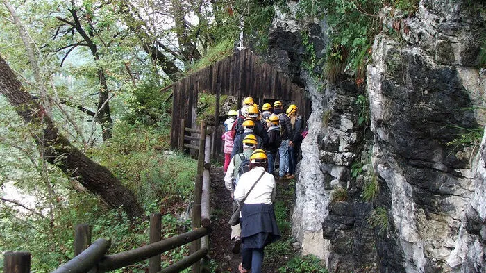 Der Geopark lässt sich sowohl in individuellen Wandertouren erkunden, als auch in einer der verschiedenen Führungen oder in den Museen in Ampezzo und Preone