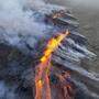 Lava sprudelt aus einem Riss in der Erde
