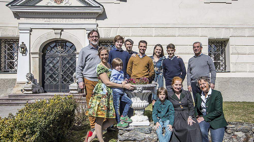 Wenn die Familie zusammenkommt, ist Leben im Schloss: Marko Peschl (links außen) und seine Schwester Carola (vorne links) mit ihren Familien