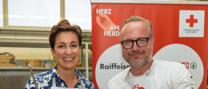 Haubenkoch Hubert Wallner und Spitzenköchin Patricia Kaspar vor einem Kochtopf