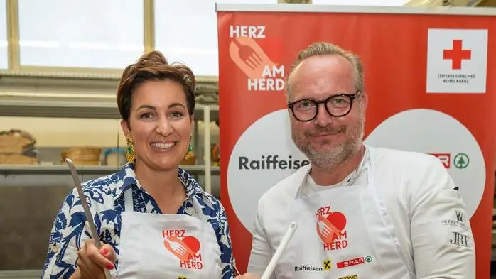 Haubenkoch Hubert Wallner und Spitzenköchin Patricia Kaspar vor einem Kochtopf