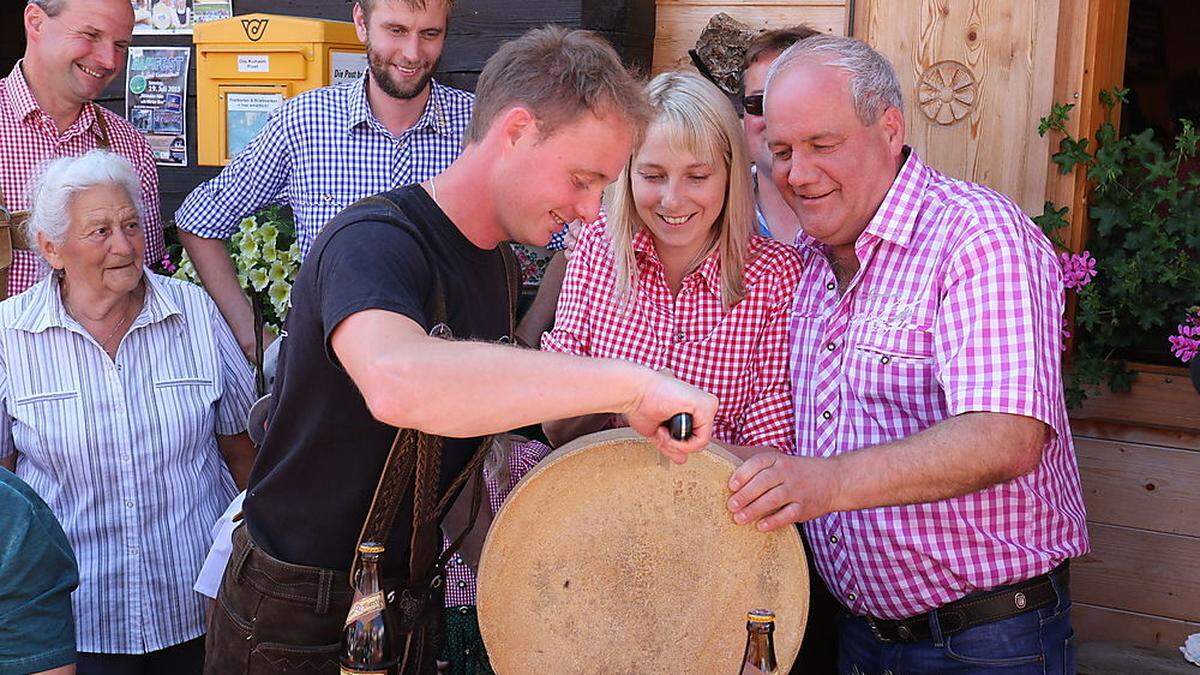 Käse-Anschnitt mit dem Sennerpaar und Johann Schilcher