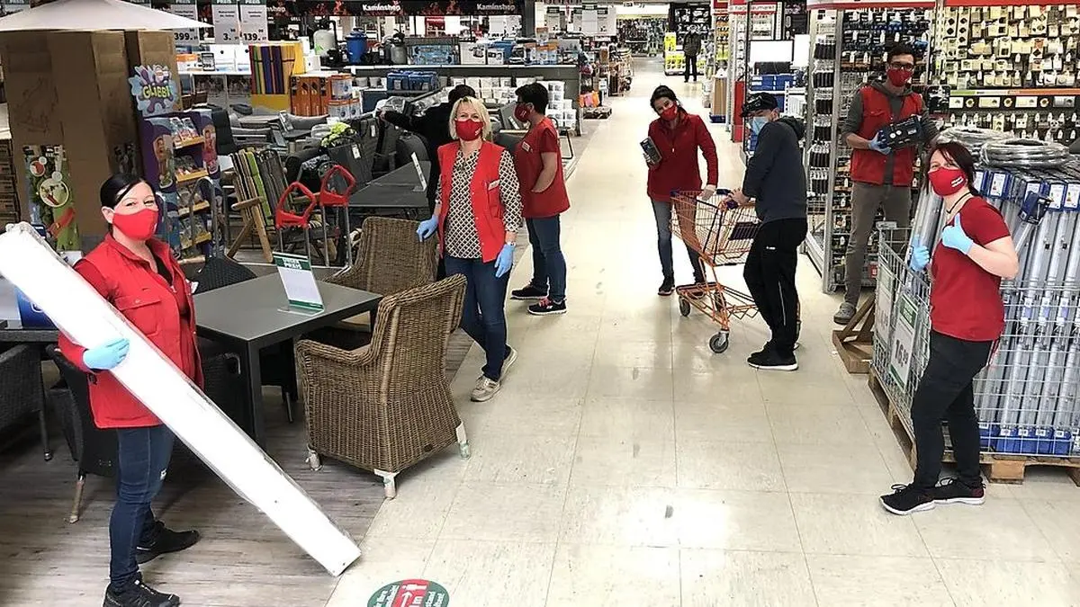 Die Baumärkte fahren den Betrieb wieder hoch - mit Handschuhen und Schutzmasken