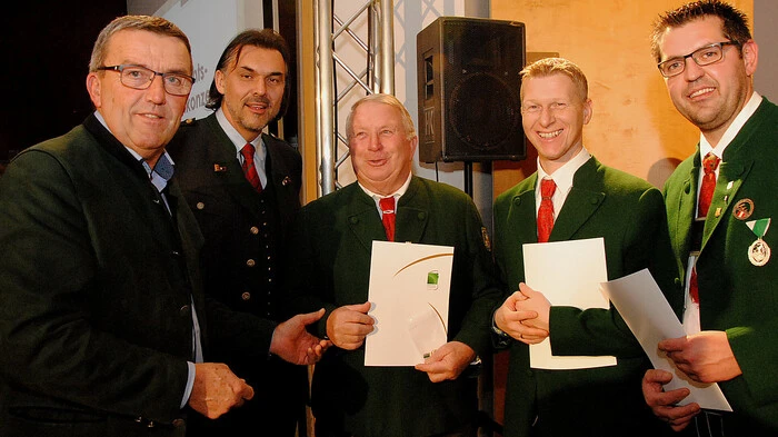 Gleich zwei Mal präsentierte die Erzherzog-Johann-Trachtenkapelle St. Veit am Vogau im Kultursaal ihr Weihnachtswunschkonzert. Die 66 aktiven Mitglieder, darunter auch die Musiker des Jugendorchesters, spielten Traditionelles und Zeitgemäßes. Kapellmeister Alexander Schauperl, der das Konzert mit seinem Stellvertreter Christian Huss dirigierte, übergab bei diesem Anlass Stab und Schärpe an die neuen Stabführer Philipp Suppan und Christopher Neumeister.