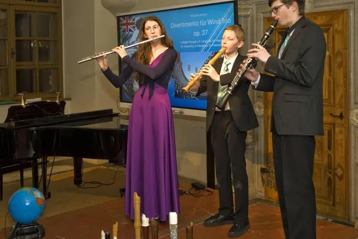 Im zweiten Teil des Abends spielte er mit seinen Geschwistern Selina (Querflöte) und Tobias (Klarinette) als „Trio Alseto“ ein kammermusikalisches Programm.