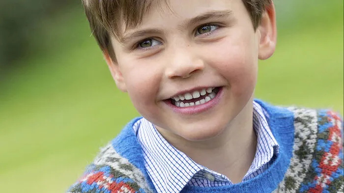 Am 23. April feiert Prinz Louis, der jüngste Sohn von Prinz William und Prinzessin Katherine, seinen achten Geburtstag. Deshalb hat der Palast neue Fotos des kleinen Buben veröffentlicht.