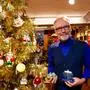 Walter Kriwetz mit dem neuen Graz-Weihnachtsschmuck im Kitsch & Kunst