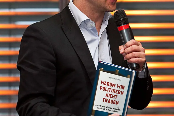 Nach seinem Studium war Strolz als Berater tätig. Er war einer der ersten Trainer von ÖVP-Chef Kurz, später war er Assistent von Nationalratspräsident Karlheinz Kopf