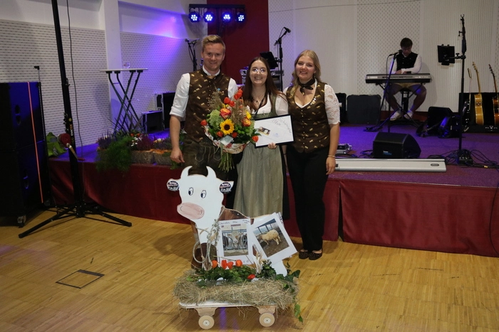 Beim Schätzspiel konnte Lisa Lippitz den Hauptpreis – ein Stierkalb – mit nach Hause nehmen.