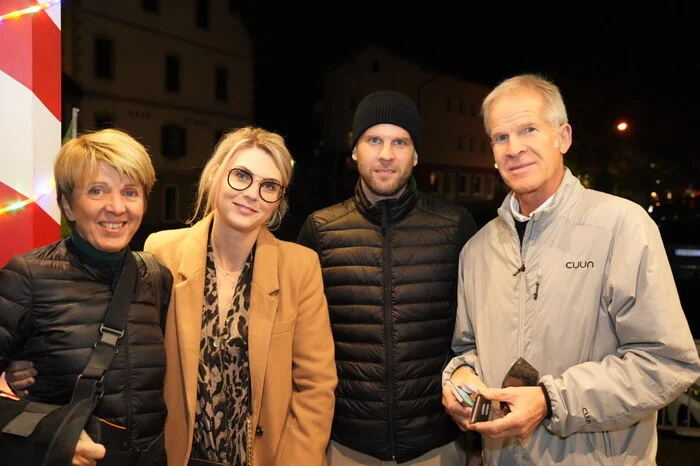 Der ehemalige Sportlehrer von Anna, Helmut Grischenig (r.) mit Familie.