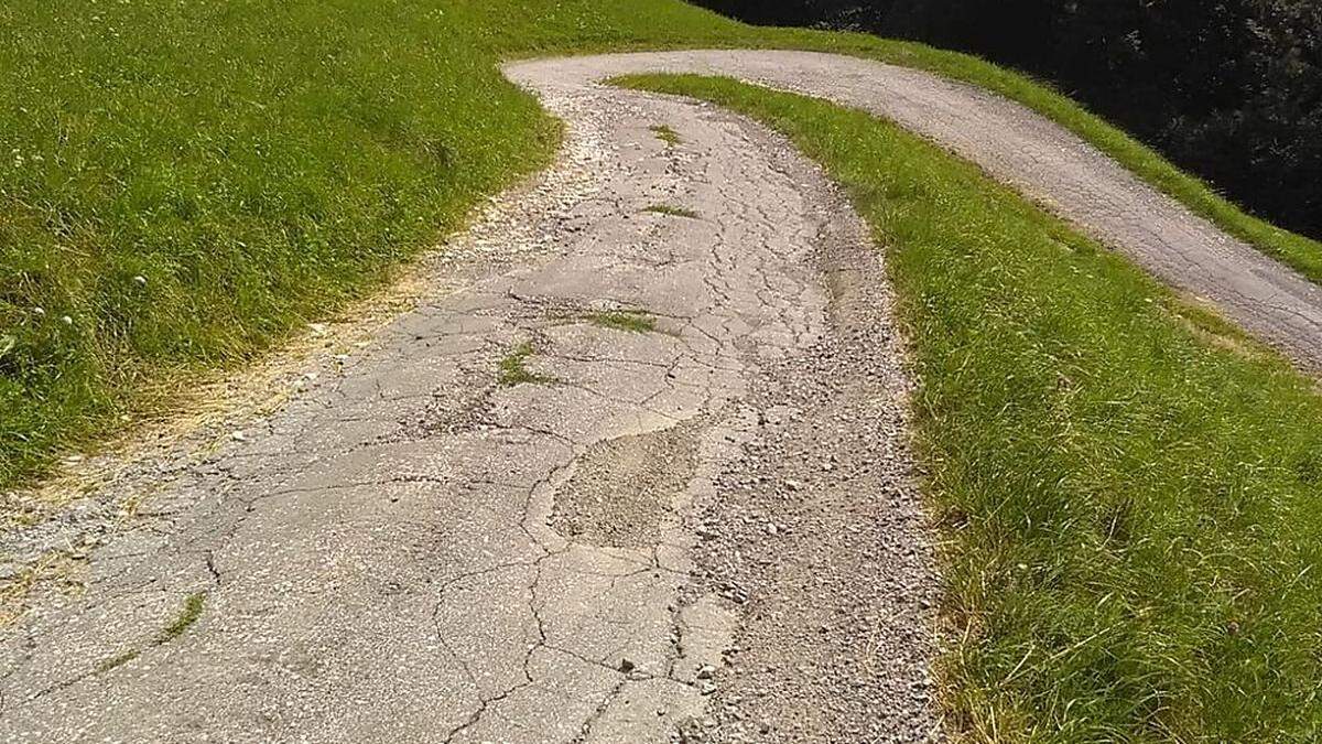 Der desolate &quot;Güterweg Mitterer-Frenker&quot; in der Gemeinde Treffen