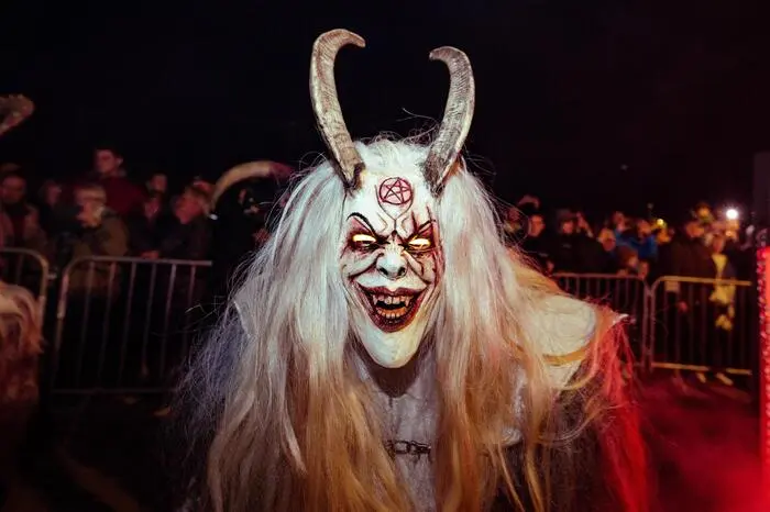 Hunderte Besucher frönten dem Spektakel indem sich rund 300 Perchten, Krampusse, Hexen und Engerl präsentierten.