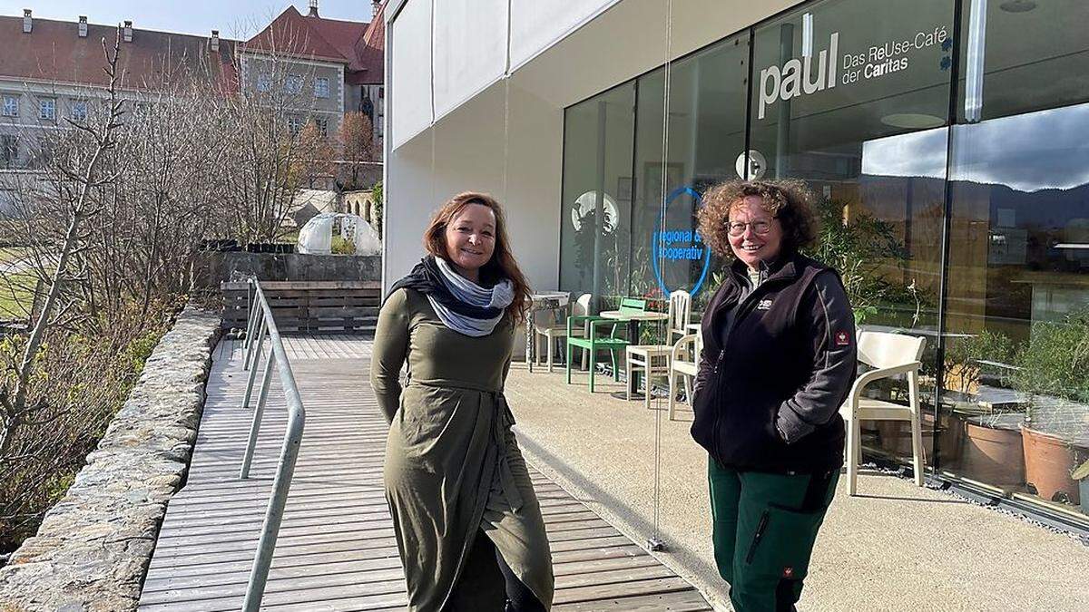 Katrin Kainz (links) mit Kräuterpädagogin Monika Reiter-Wallach, eine der fest angestellten Mitarbeiterinnen des Vereins