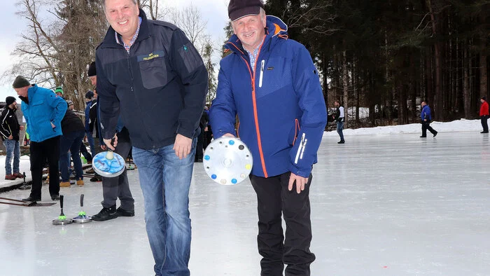 Organisiert und Durchgeführt wurde das Eisstockturnier von Bezirksfeuerwehrkommandanten OBR Ludwig Konrad (Links) und seinem Stellvertreter BR Heinz Zeppitz.  
