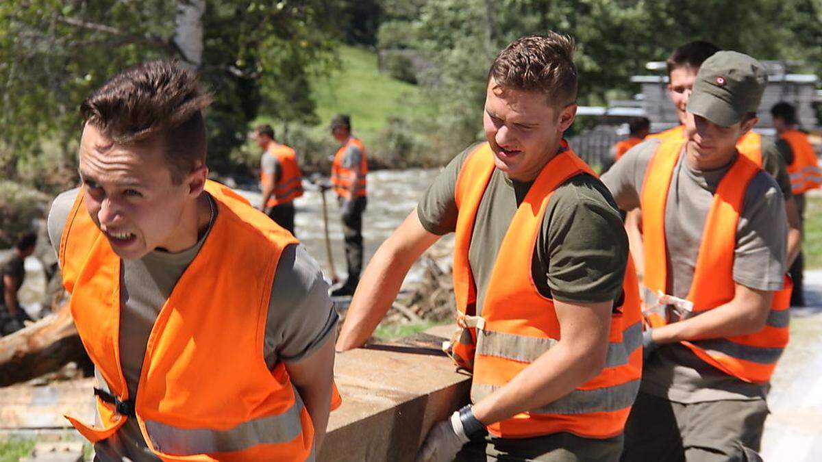 Voller Einsatz im Kampf gegen die Folgen der Flut. Die Villacher Pioniere legen sich im Sölktal nach Kräften ins Zeug