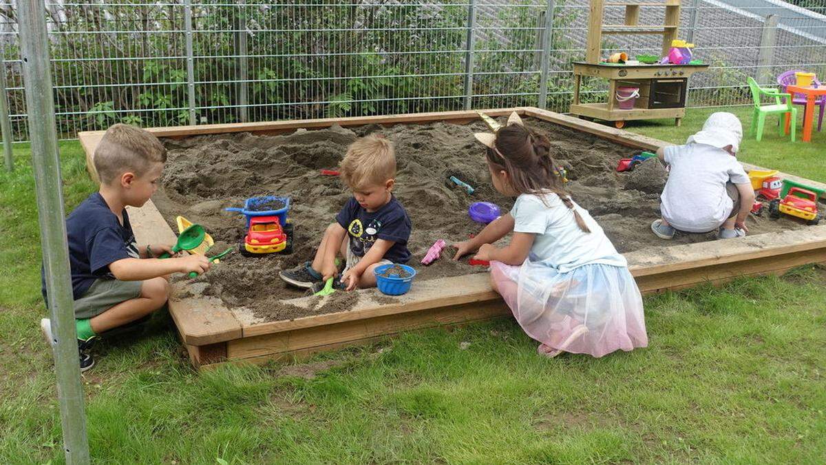 Die Kinderbetreuung ist den ganzen Tag über und auch in den Ferien geöffnet