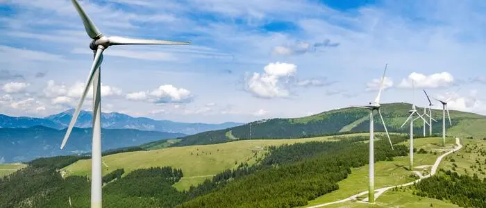 Mehrere Windräder sind auf seinem grünen Bergrücken zu sehen