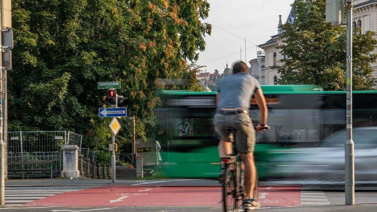 Immer mehr Menschen steigen auf das Fahrrad um, deshalb wird in den nächsten Jahren viel Geld in den Radnetzausbau investiert