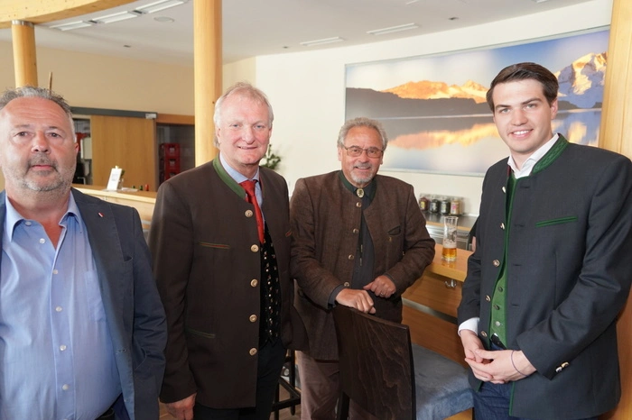 Bürgermeister Günther Nowak (Zweiter von links), Bundesrat Gerhard Leitner und Landtagsabgeordneter Luca Burgstaller.