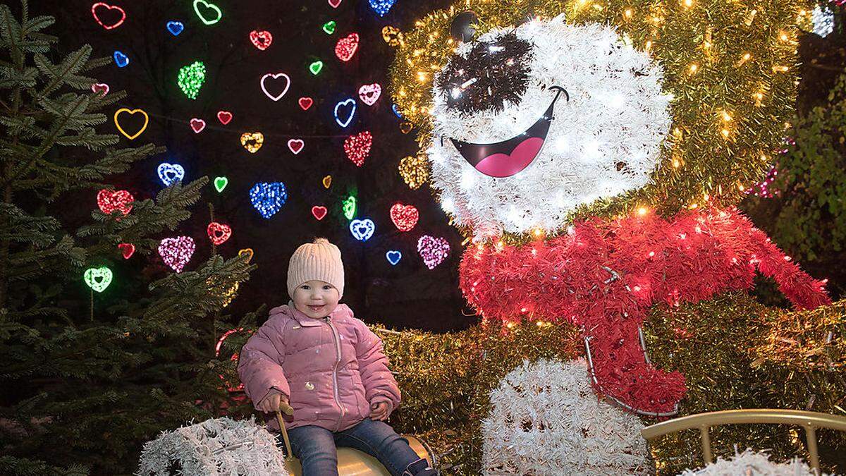 Nicht nur Kinder sind vom Winter-Wunder-Wald in Villach angetan