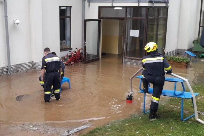 Auch die Feuerwehren Berndorf und Hitzendorf wurden Samstagnachmittag nach den schweren Unwettern zu Dutzenden Einsätzen gerufen.