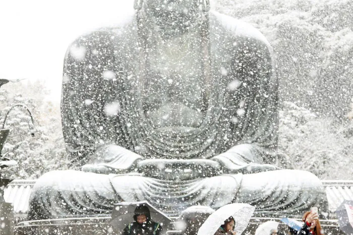 Auf der nordjapanischen Insel Hokkaido hüllten 34 Zentimeter Schnee die Stadt Kutchan ganz in Weiß.
